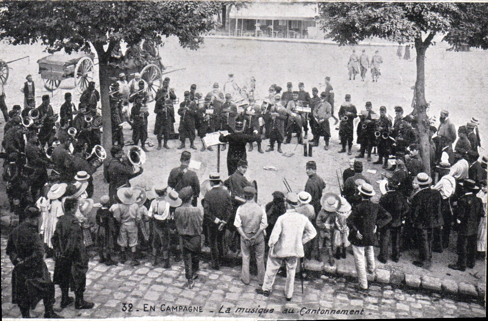 CPA Militaria En musique Au cantonnement