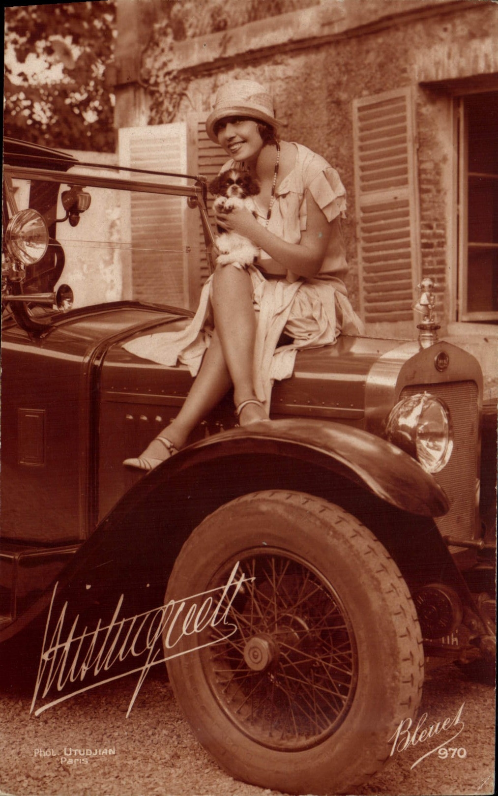 CPM Cinema Mistinguett Automobile Chien