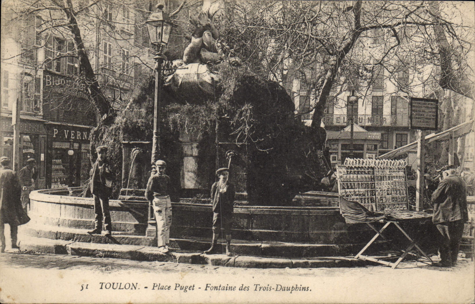 CPA Commerce Cartes postales Toulon Place Puget Fontaine des Trois Dauphins TOP