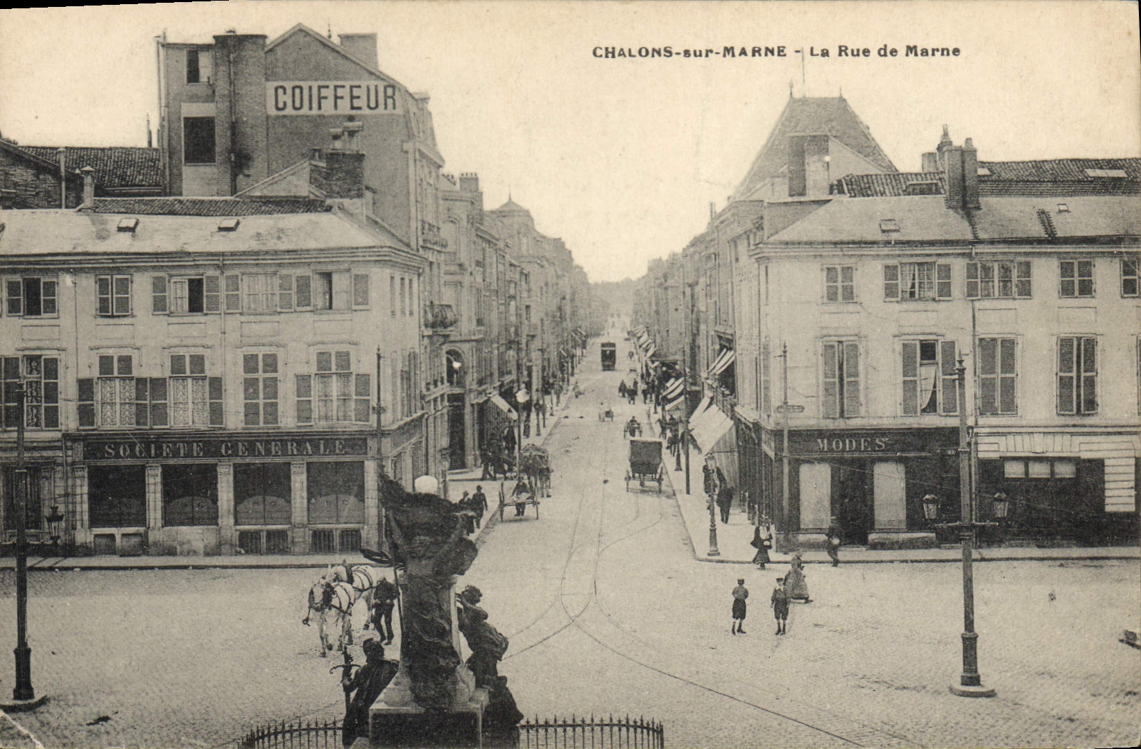 CPA Banque Chalons sur Marne La rue de Marne Societe Generale Coiffeur