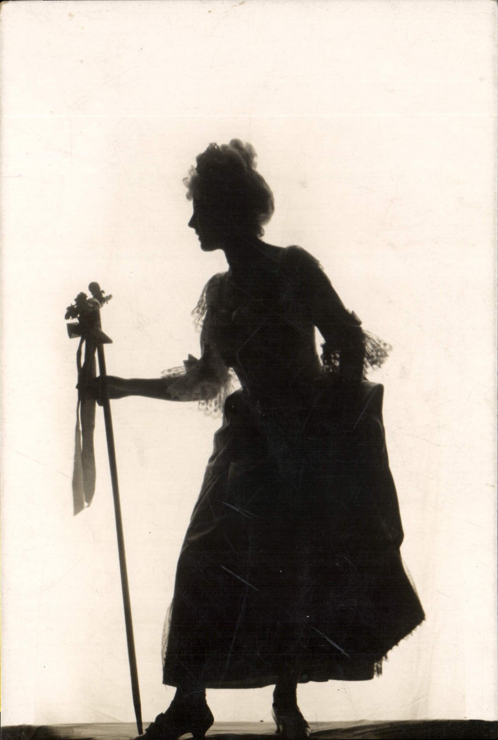 CPA Contre la lumiere Femme