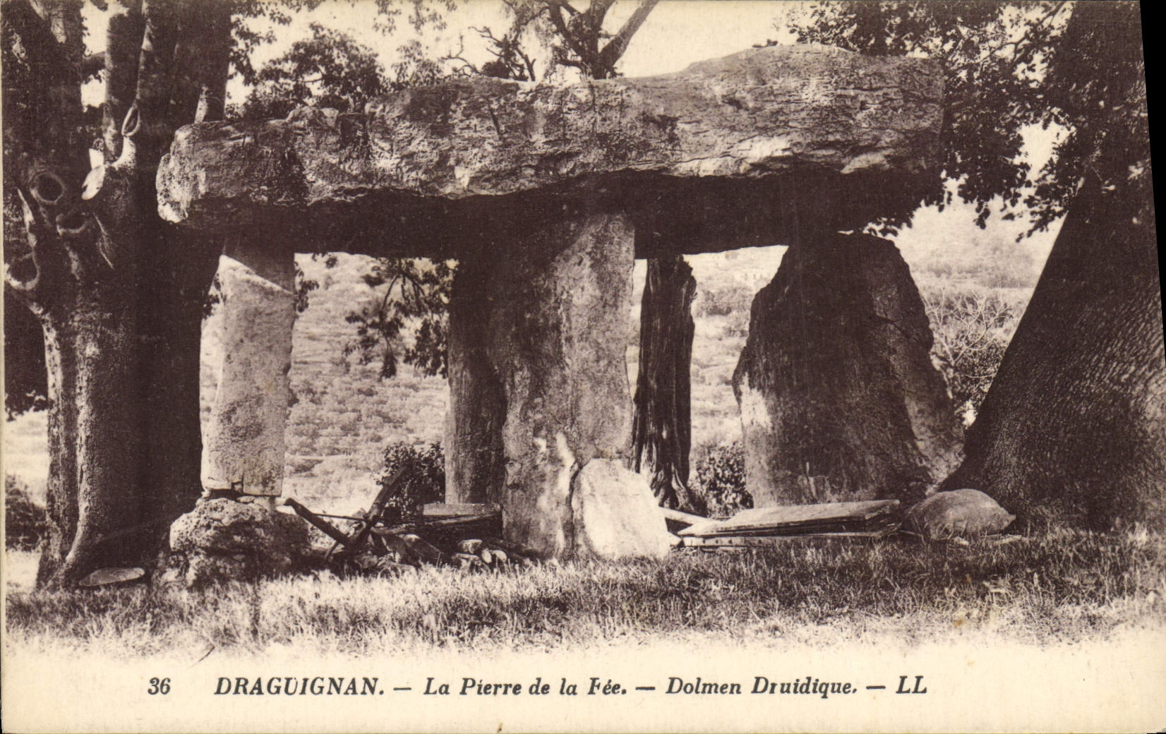 CPA Dolmen Menhir Draguignan La pierre de la fee Dolmen druidique