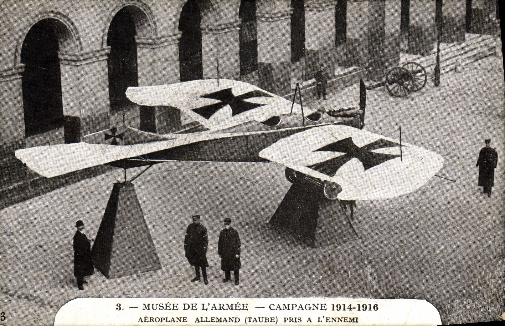 CPA Militaria Paris Musee de l'armee Aeroplane allemand pris a l'ennemi