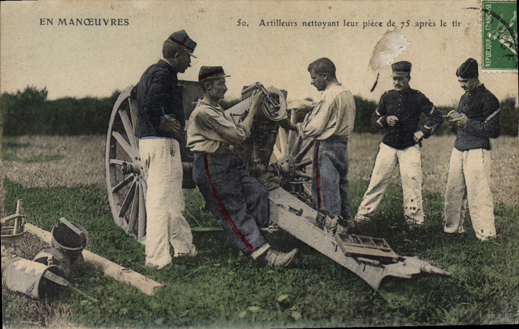 CPA Militaria Artilleurs nettoyant leur piece de 75 apres le tir