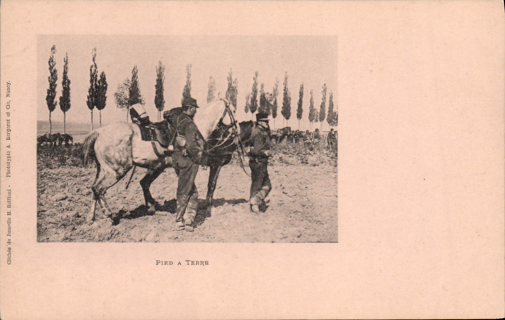 CPA Militaria Pied a terre Cheval