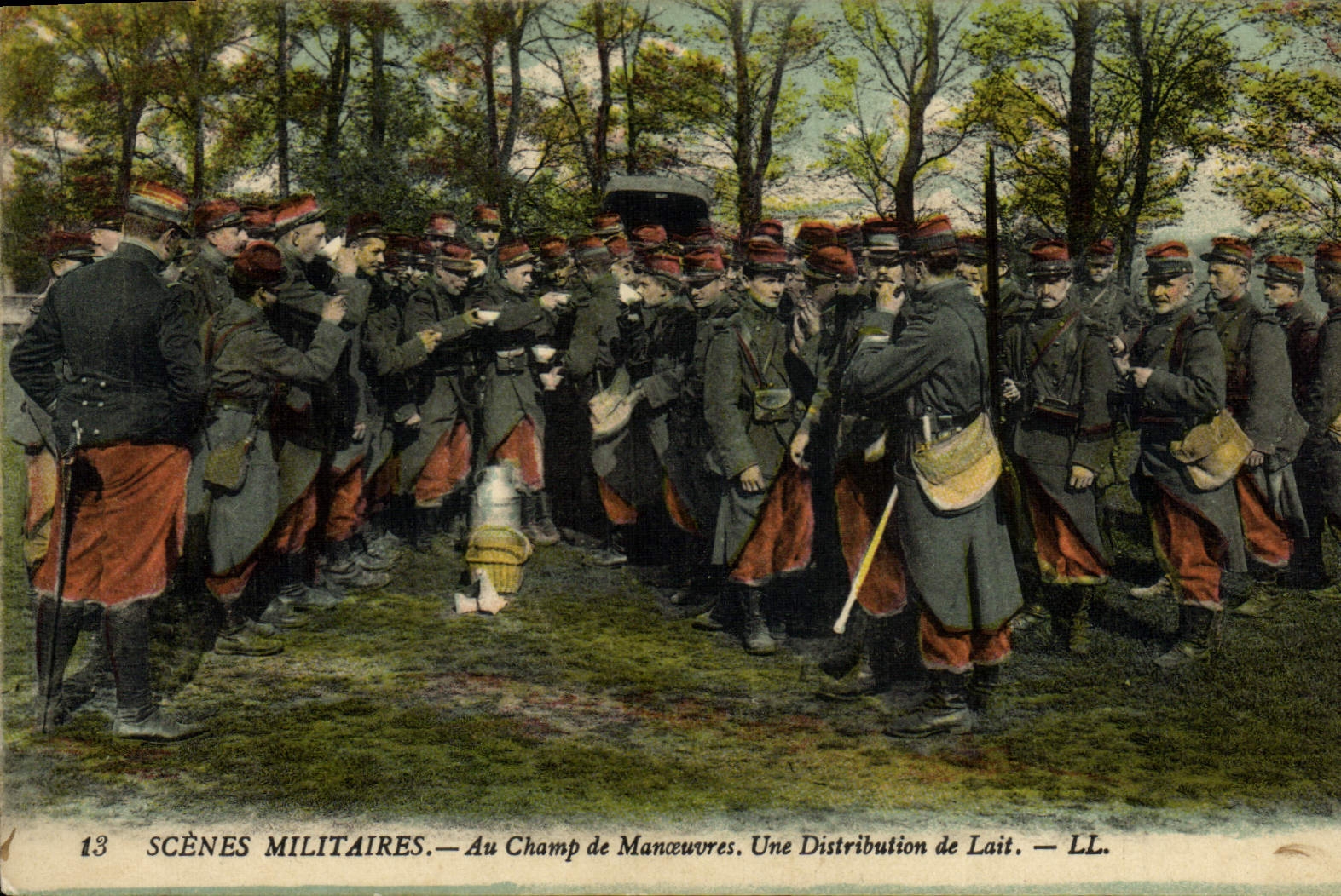 CPA Militaria Au champ de manoeuvres Une distribution de lait
