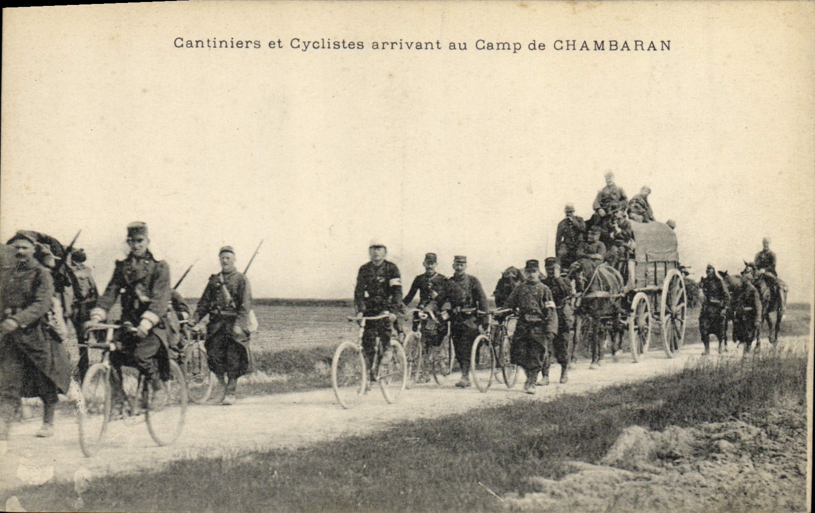 CPA Militaria Cantiniers et cyclistes arrivant au camp de Chambaran Velo Cycle
