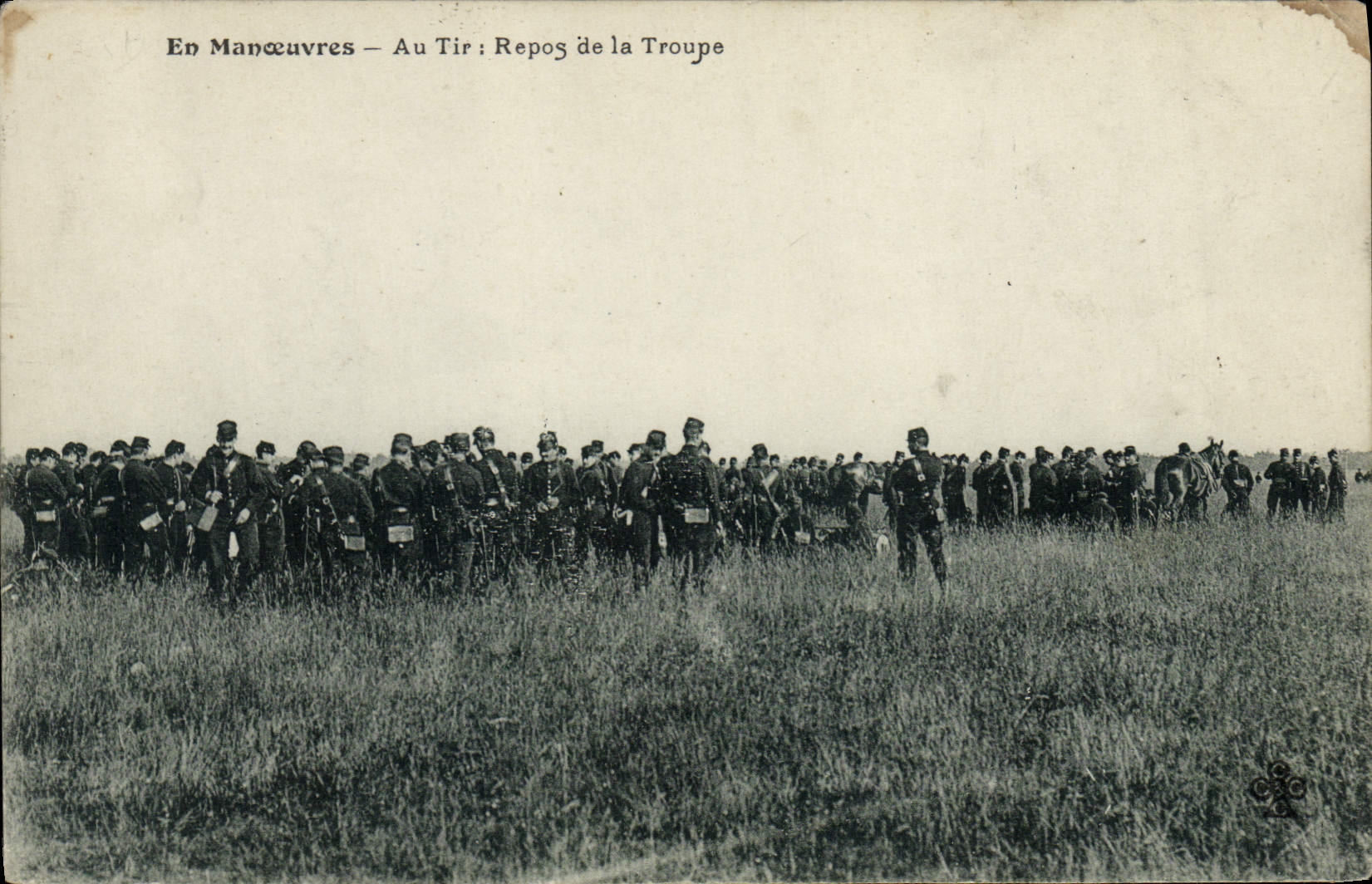 CPA Militaria Manoeuvres Au tir Repos de la troupe