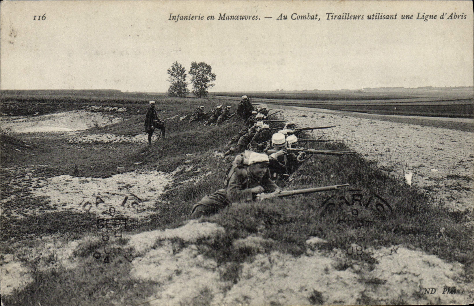 CPA Militaria Infanterie Au combat Tirailleurs utilisant une ligne d'abri