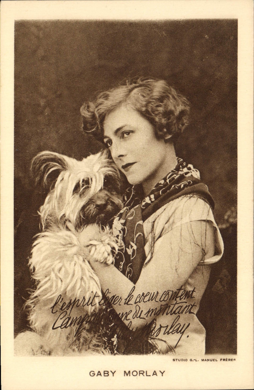 POSTAL MODERNA perro de Gaby Morlay del cine