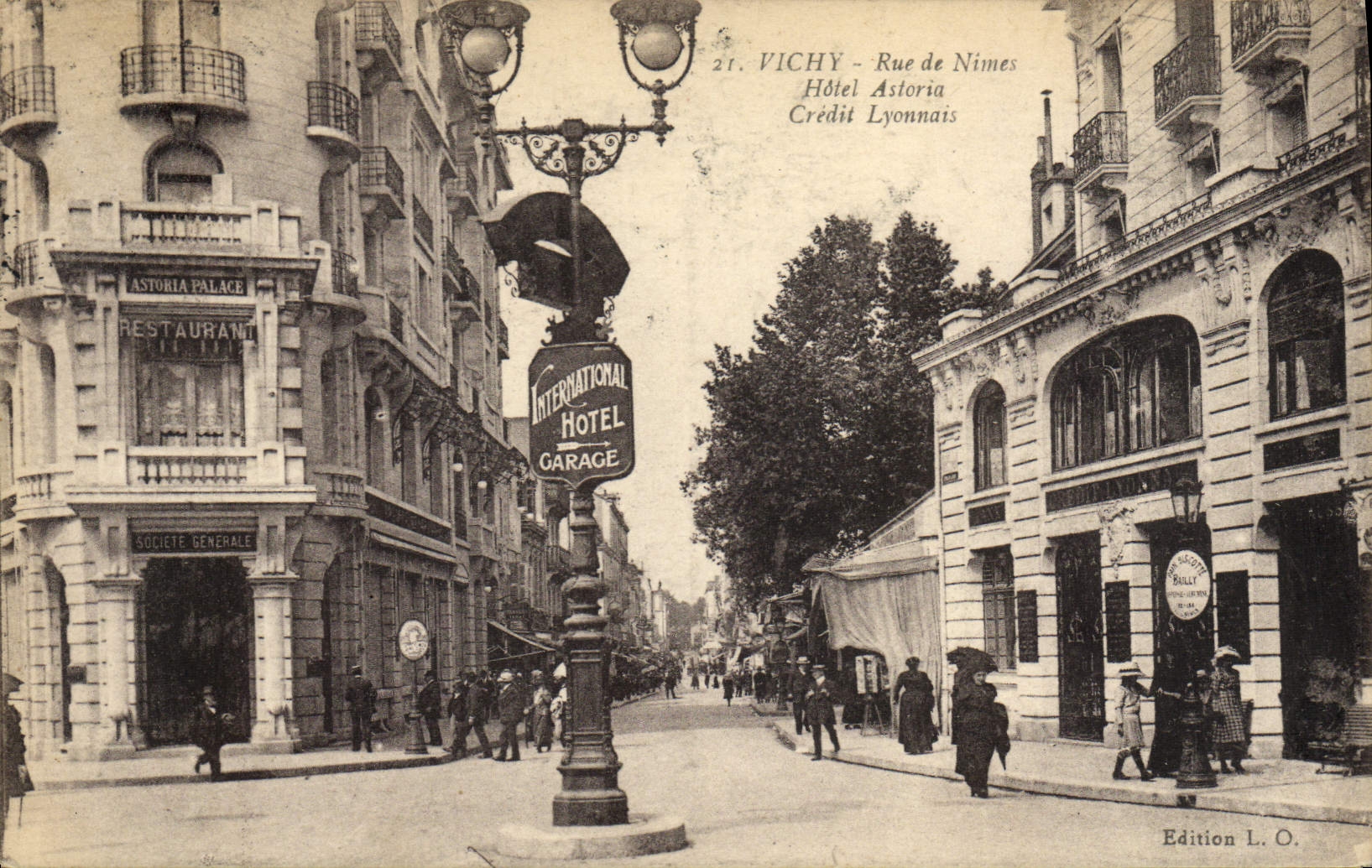 VINTAGE POSTCARD Bank Vichy Street of Nimes Hotel Astoria Crédit Lyonnais