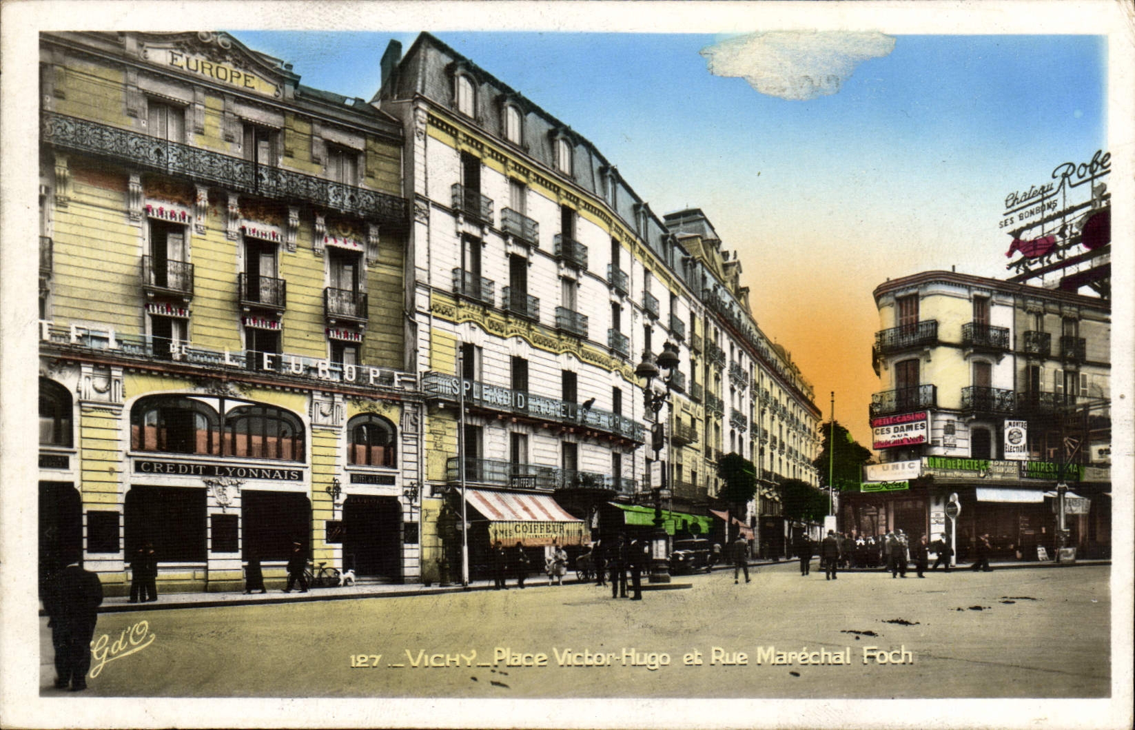 CPA Banque Vichy Place Victor Hugo et Rue Marechal Foch Credit Lyonnais