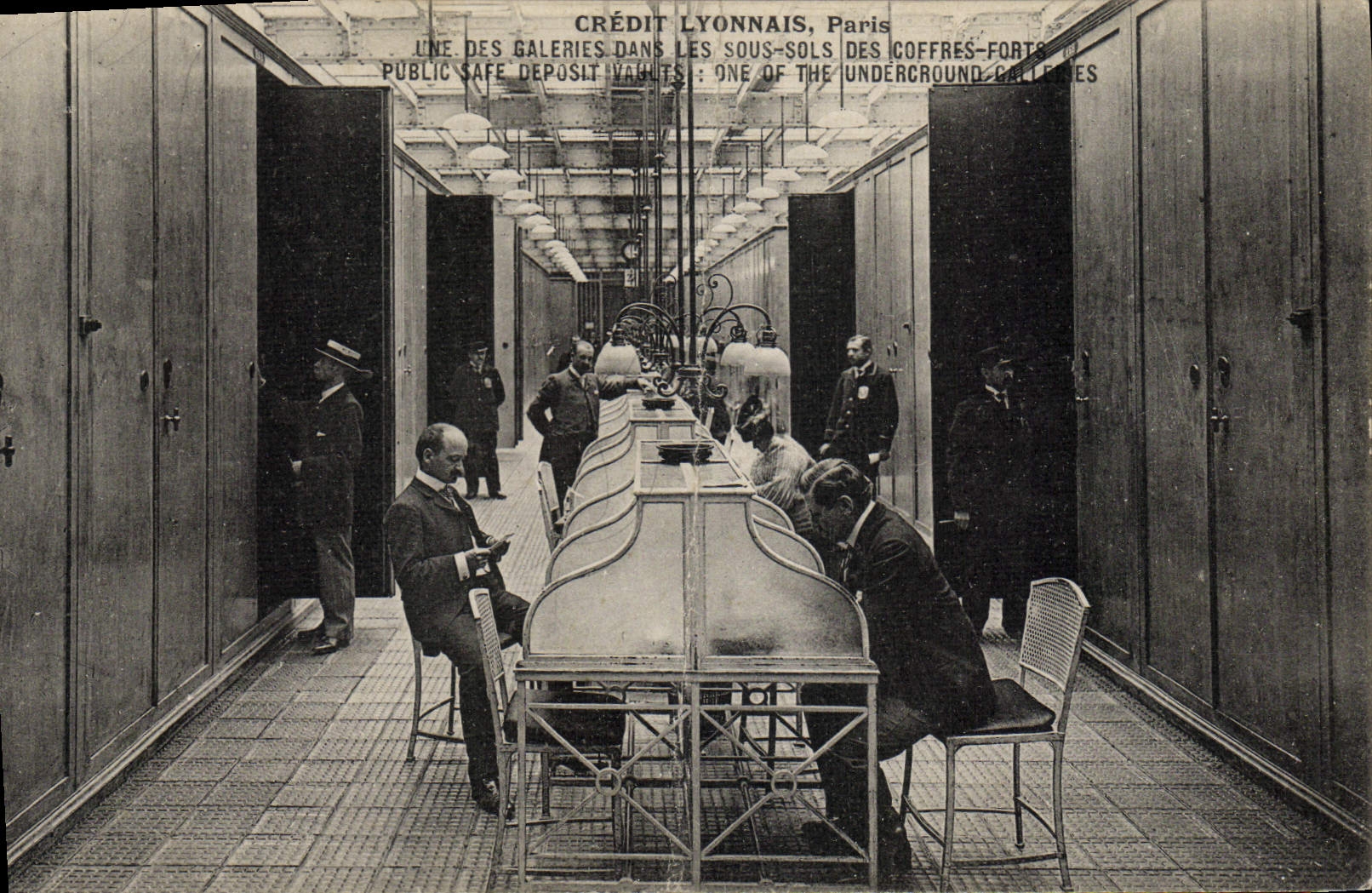 CPA Banque Credit Lyonnais Paris Une des galeries dans les sous sols des coffres forts TOP