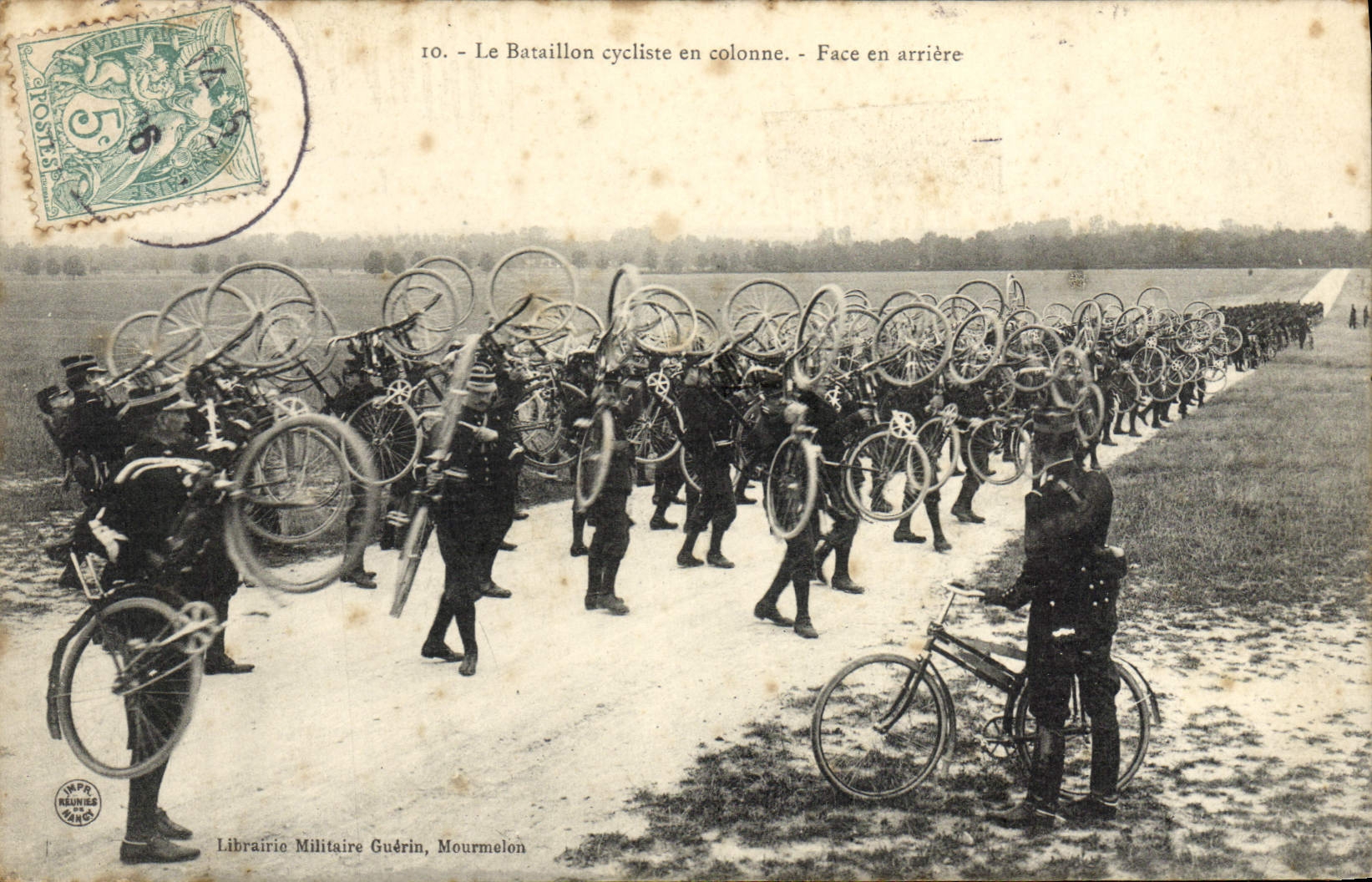 CPA Militaria Le bataillon cycliste en colonne Face en arriere Velo Cycle