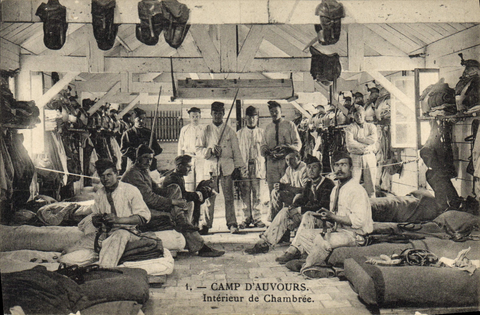 CPA Militaria Camp d'Auvours Interieur d'une chambre