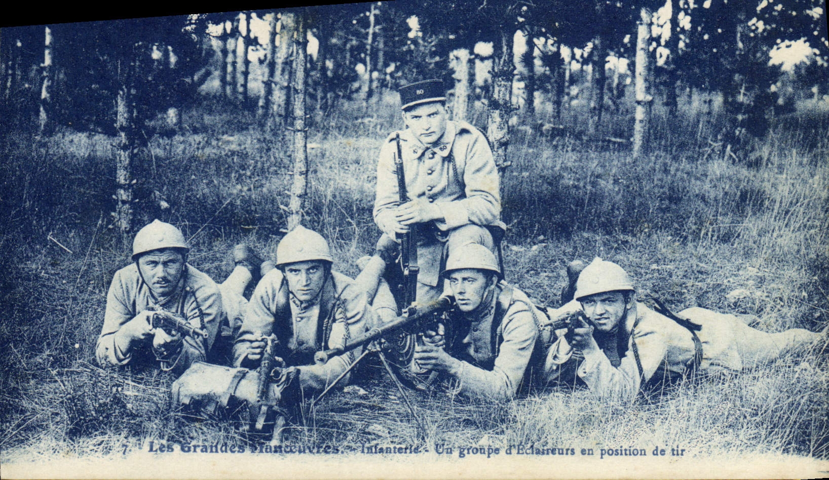 CPA Militaria Les grandes manoeuvres Infanterie Un groupe d'eclaireurs en position de tir