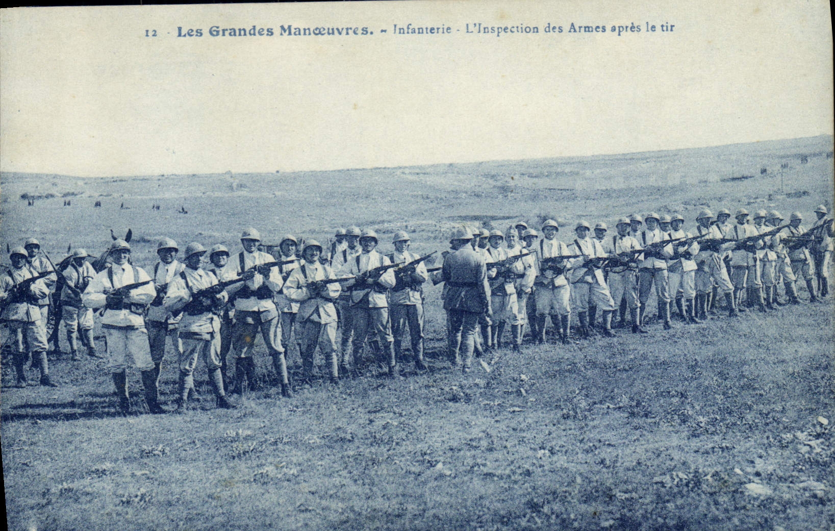 La POSTAL Militaria de la VENDIMIA el ejército maniobra a infantería la inspección de las armas después del shooting
