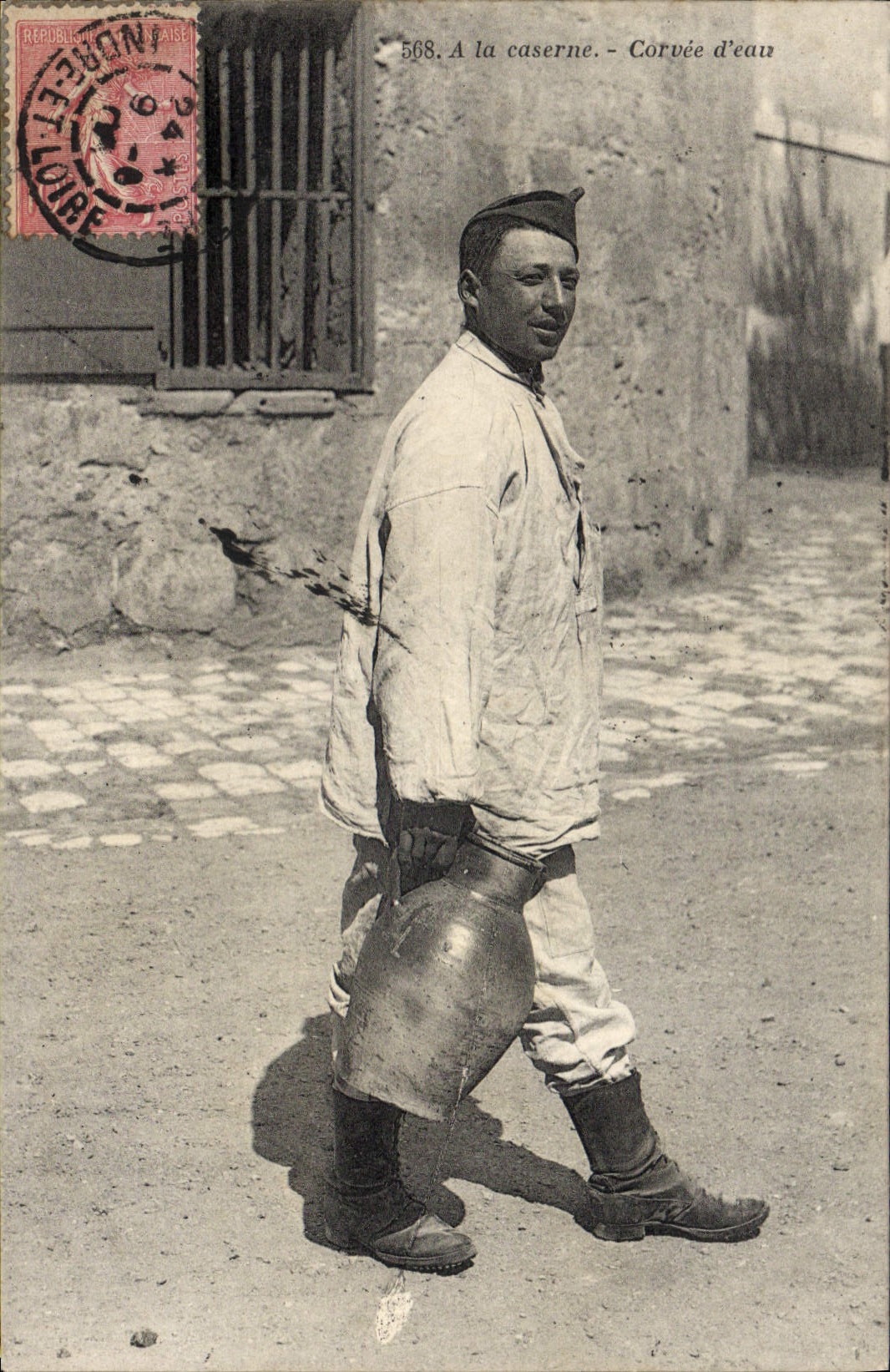 CPA Militaria A la caserne Corvee d'eau