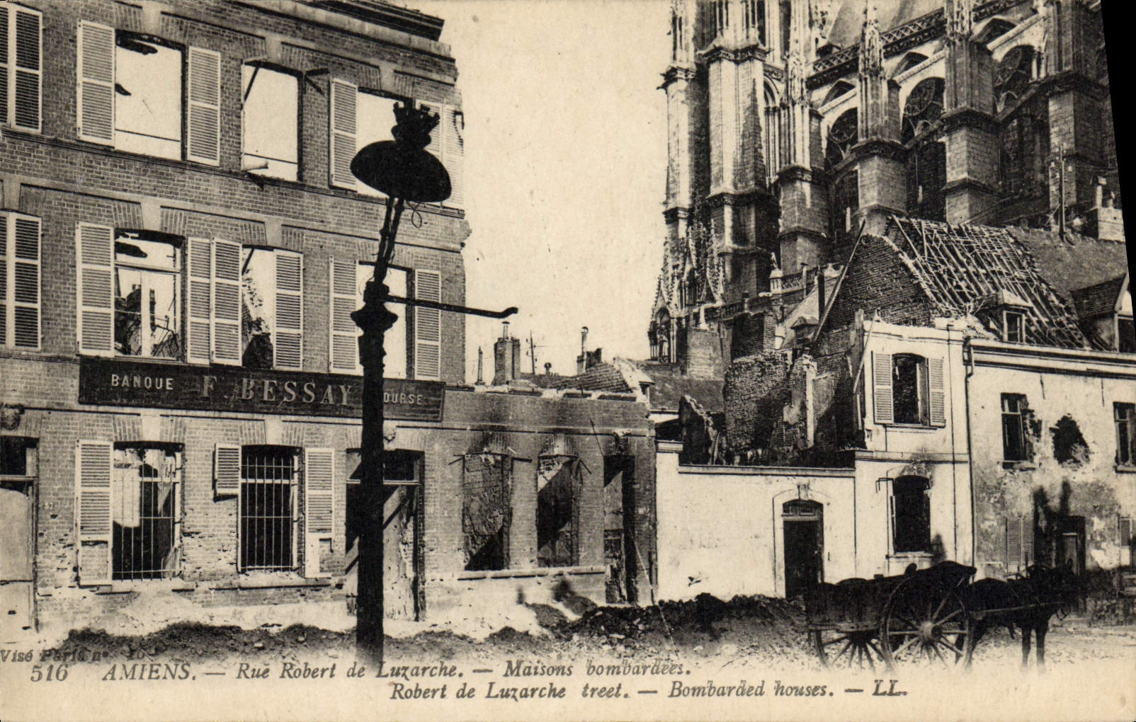 CPA Banque Amiens Rue Robert de Luzarche Maisons bombardees Militaria