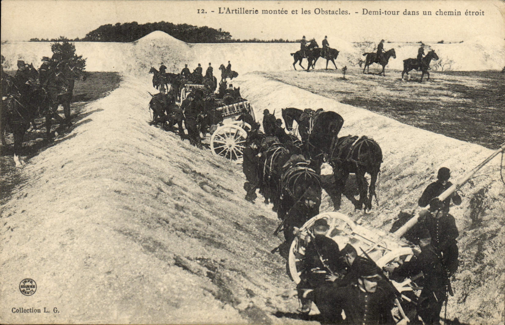CPA Militaria L'artillerie montee et les obstacles Demi tour dans un chemin etroit 