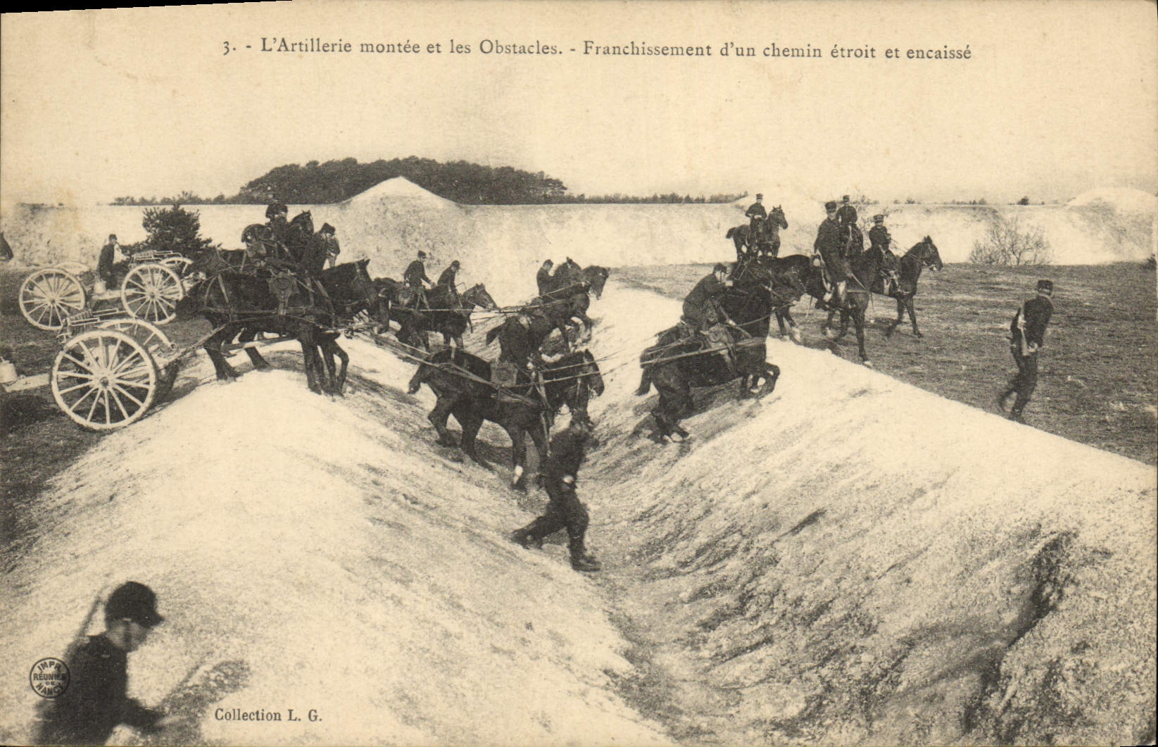 CPA Militaria L'artillerie montee et les obstacles Franchissement d'un chemin etroit et encaisse