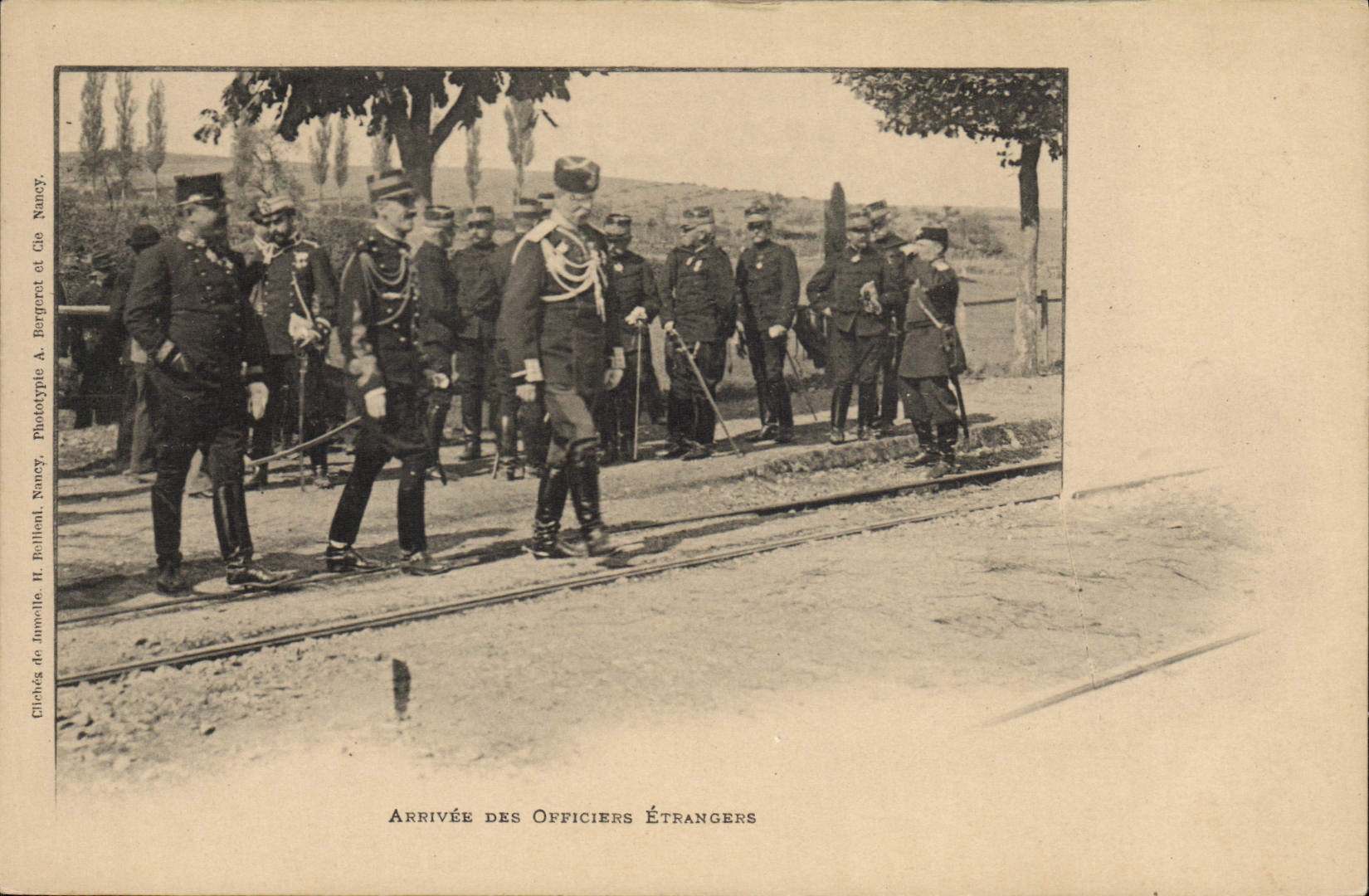 CPA Militaria Arrivee des officiers etrangers 