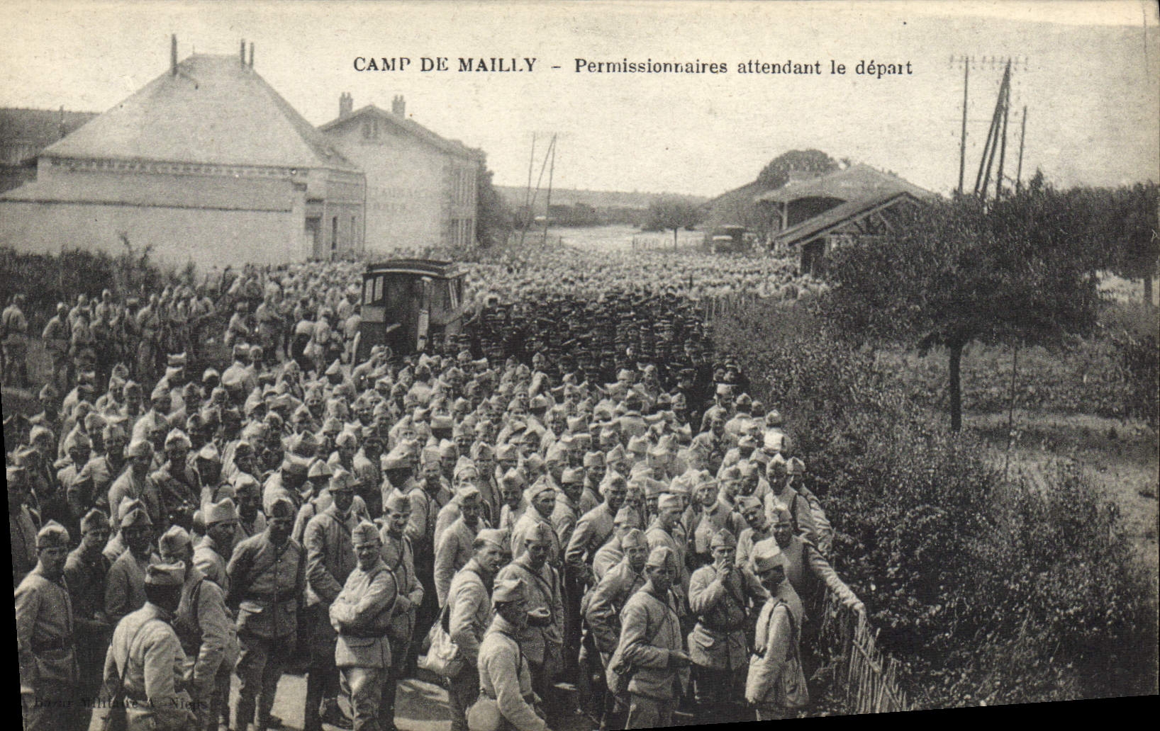 CPA Militaria Camp de Mailly Permissionnaires attendant le depart 