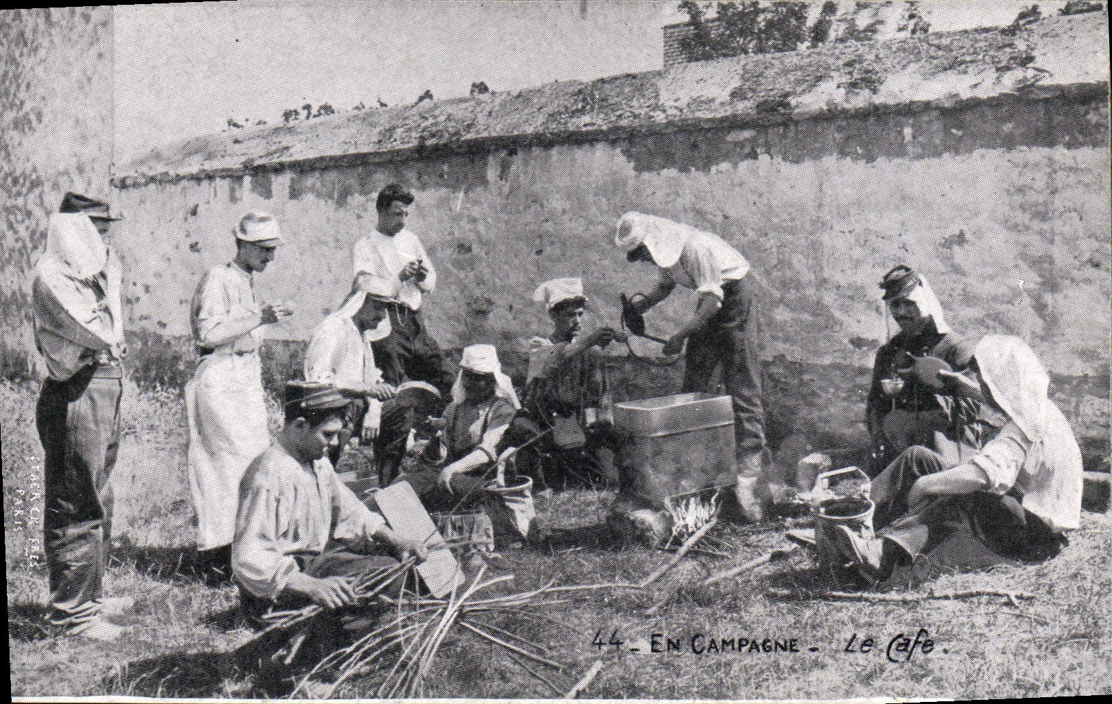 CPA Militaria En campagne Le cafe