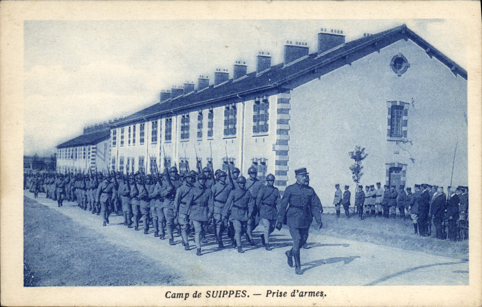 CPA Militaria Camp de Suippes Prise d'armes 