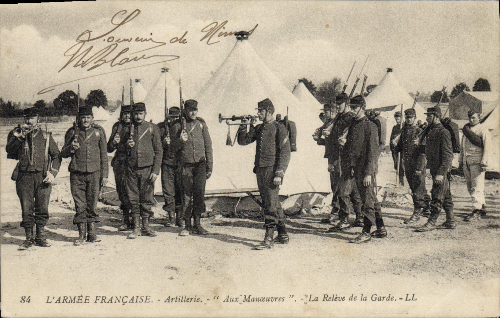 CPA Militaria Artillerie Aux manoeuvres La releve de la garde