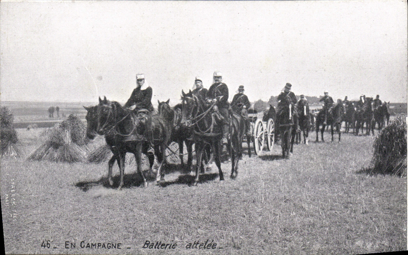 VINTAGE POSTCARD Militaria In shift Battery attelee