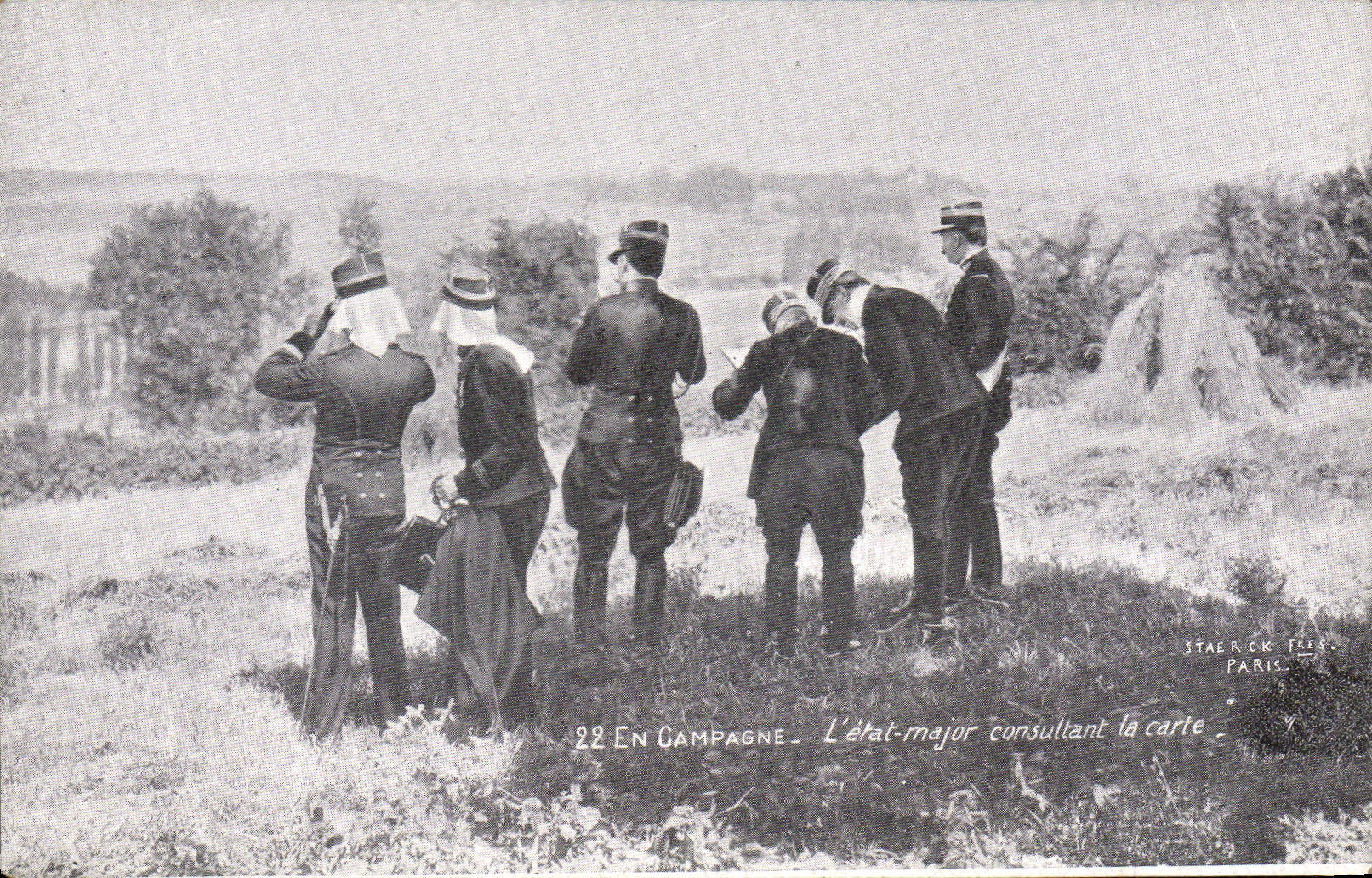 CPA Militaria En campagne l'Etat major consultant la carte 