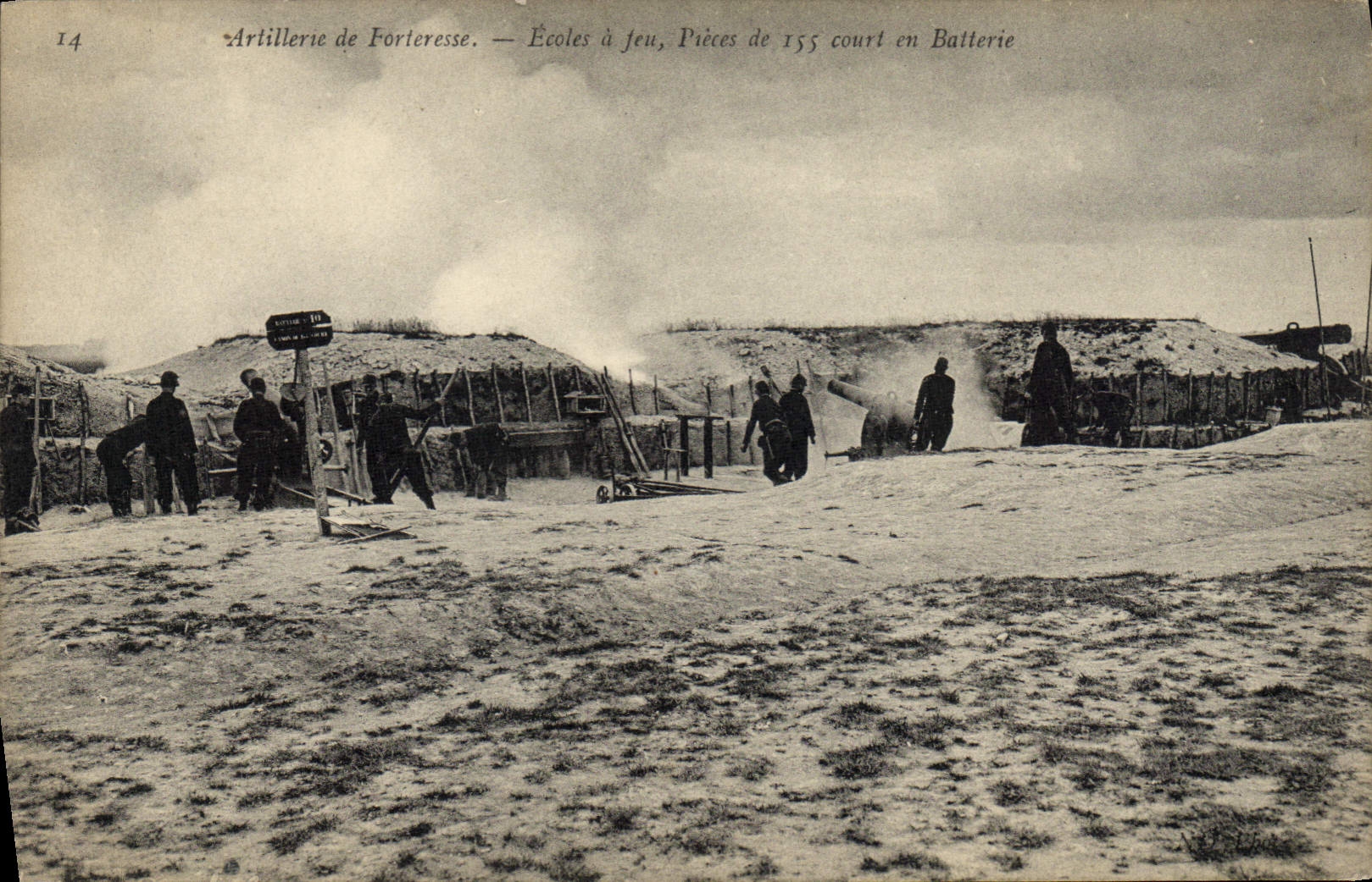 CPA Militaria Artillerie de forteresse Ecoles a feu Pieces de 155 court en batterie