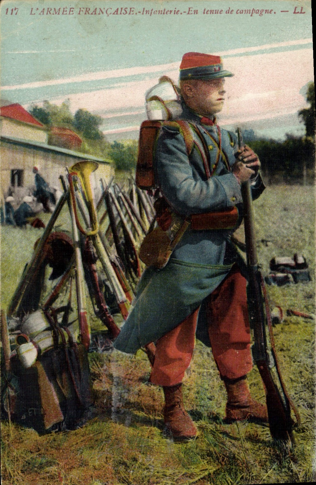 VINTAGE POSTCARD Militaria Infantry In combat dress