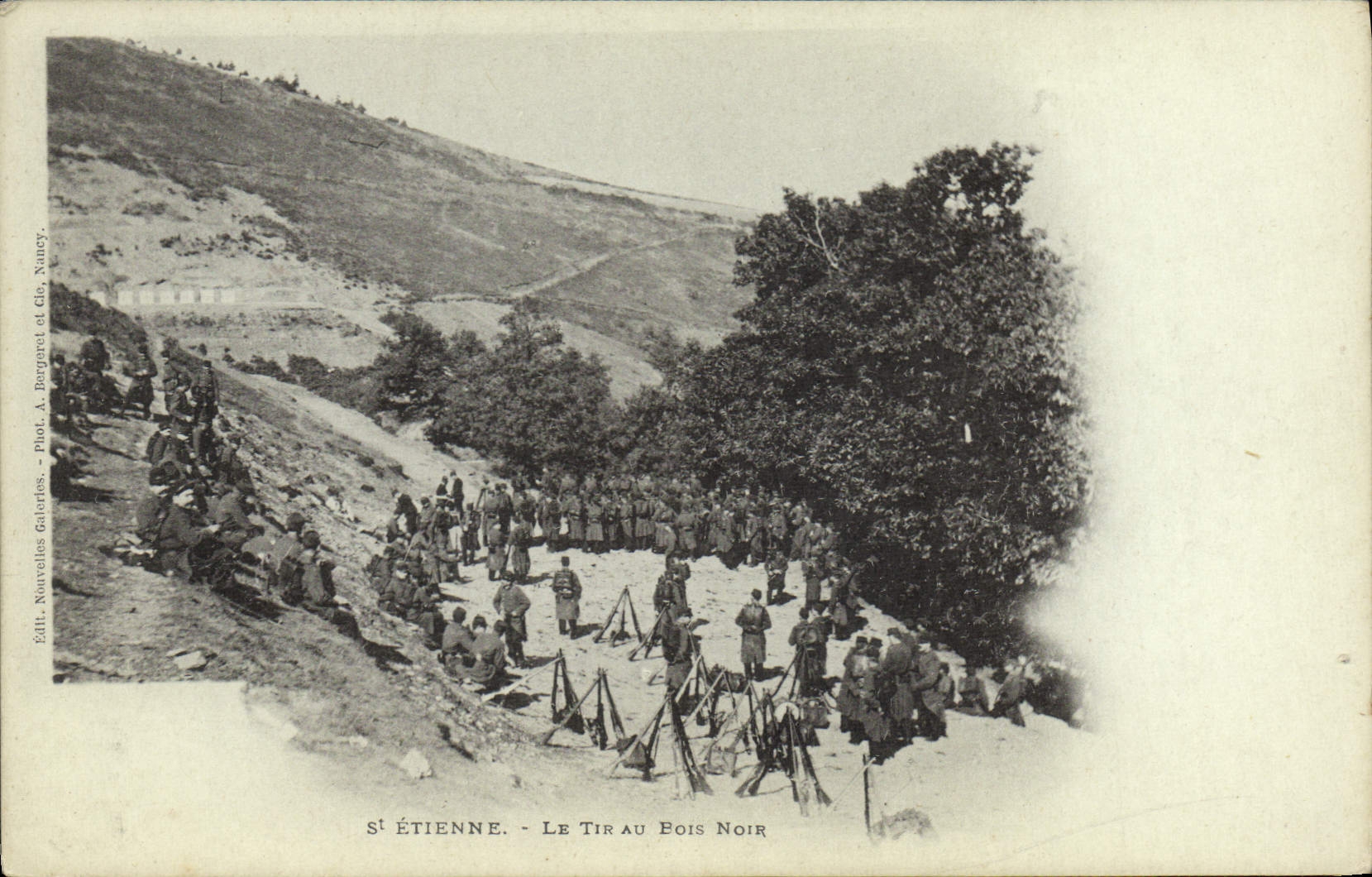 CPA Militaria St Etienne Le tir au Bois Noir