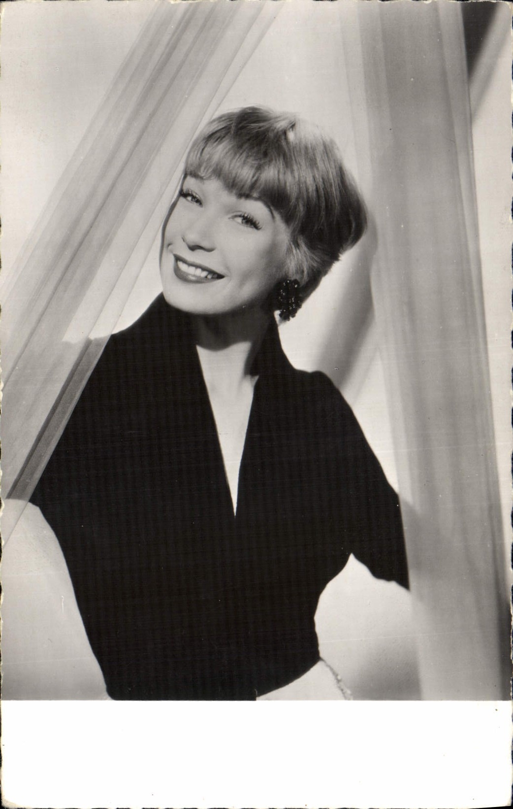 CPM Cinema Shirley Mac laine Film de Hals Wallis En lettres de feu