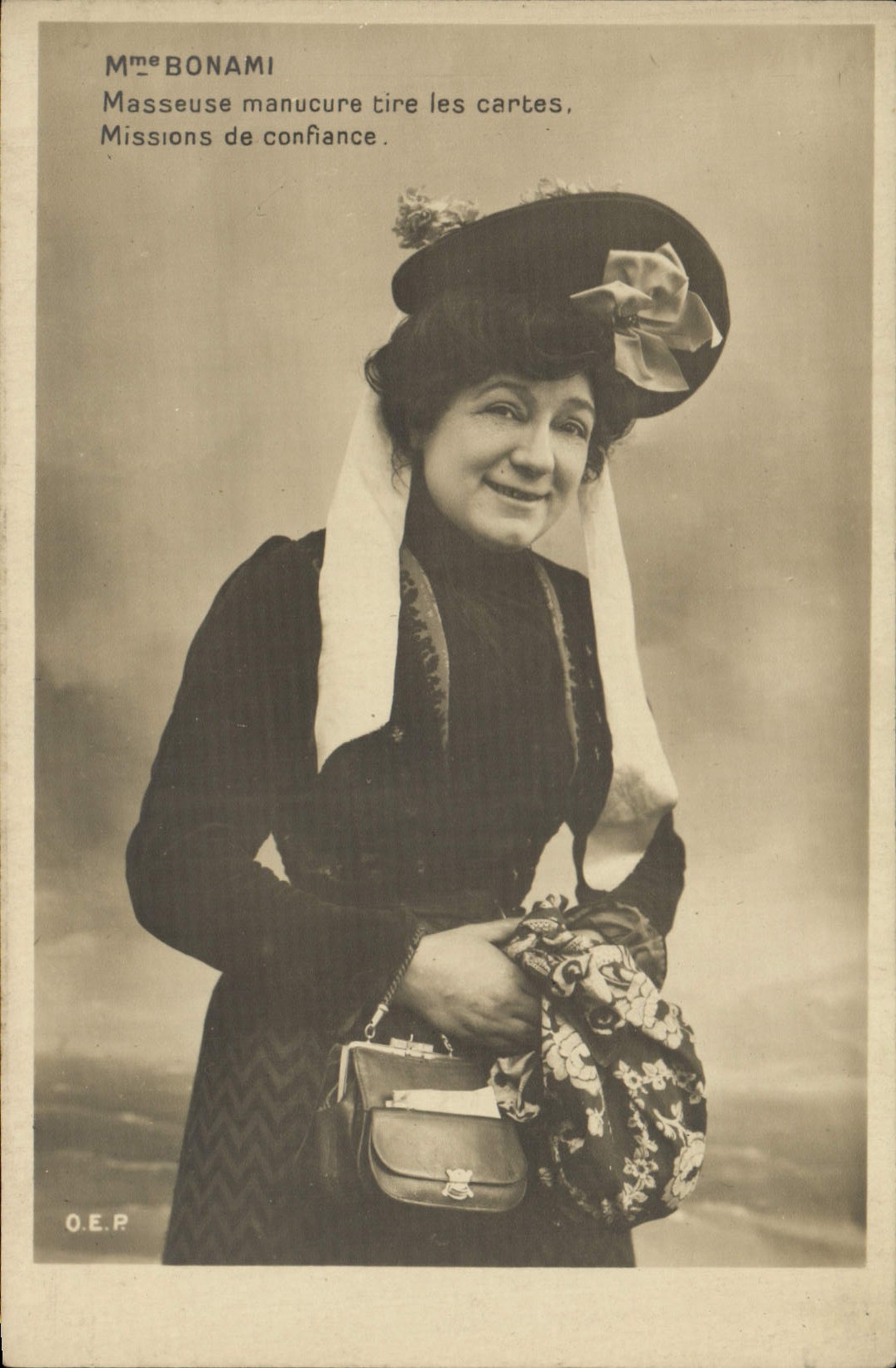 VINTAGE POSTCARD Mrs. Bonami Masseuse manicurist draws the Cartomancie charts