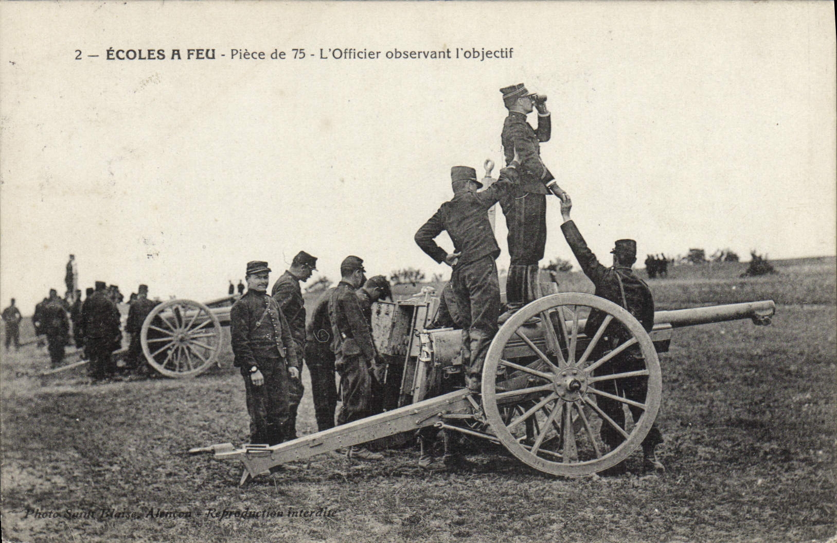 CPA Militaria Piece de 75 L'officier observant l'objectif