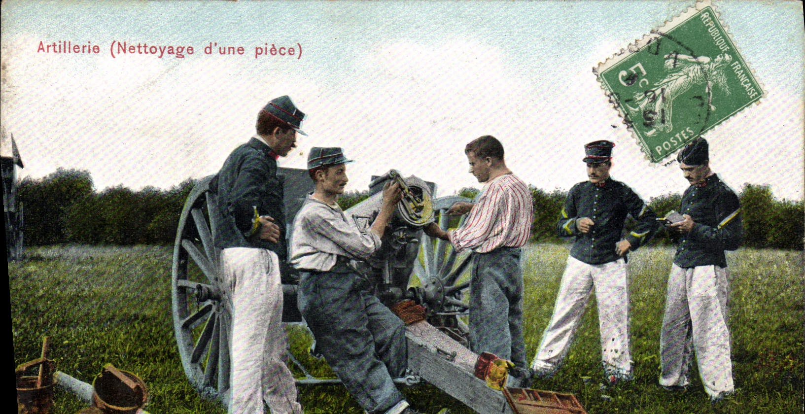 CPA Militaria Artillerie Nettoyage d'une piece Canon