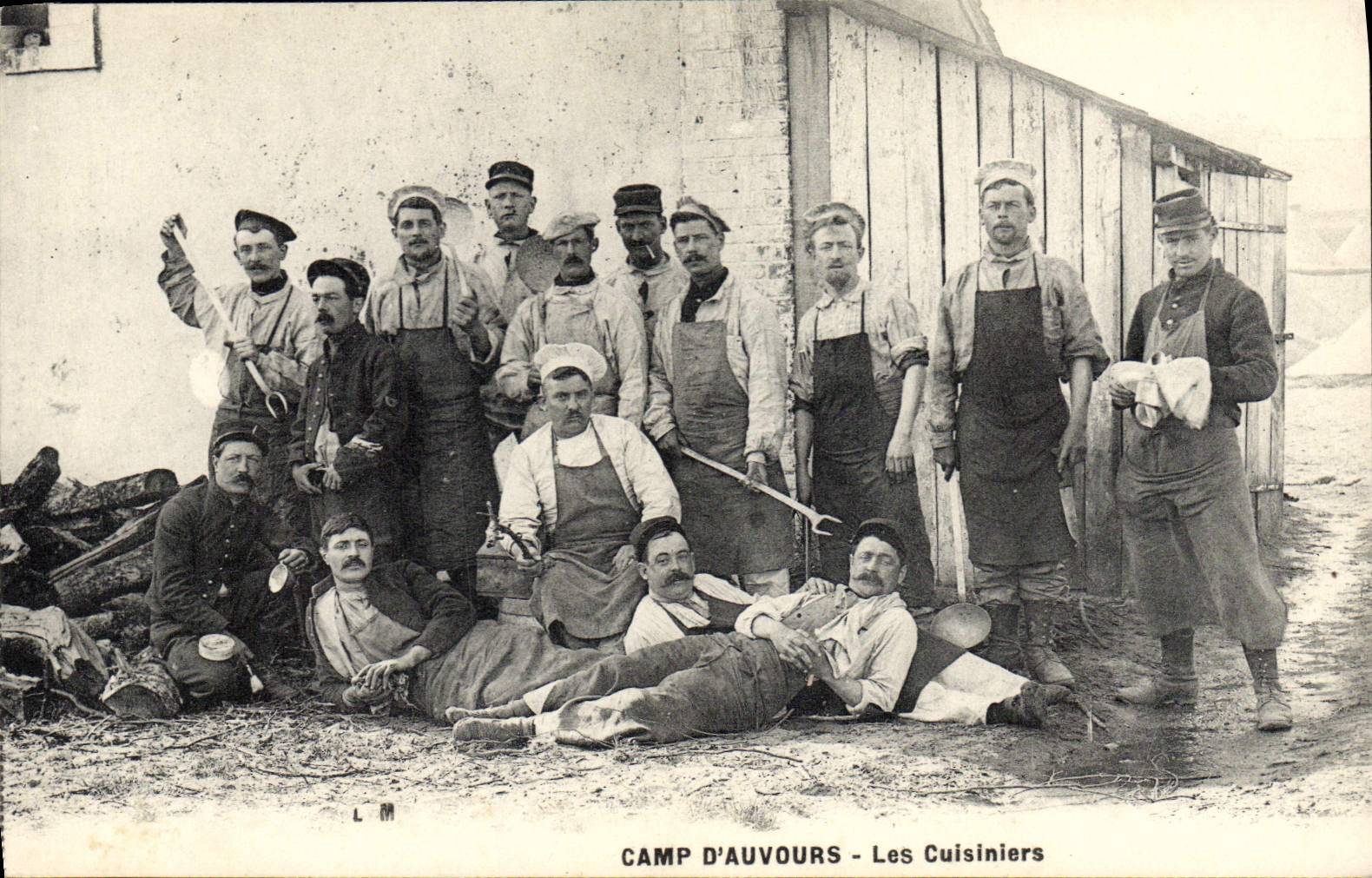 VINTAGE POSTCARD Militaria Camp of Auvours cooks
