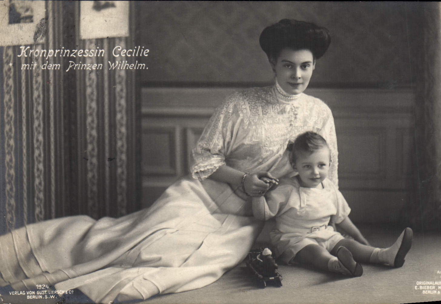 VINTAGE POSTCARD Kronprinzessin Cecilie put dem Prinzen Wilhelm