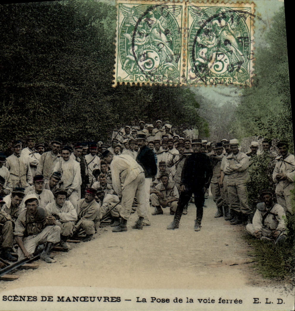 CPA Militaria Manoeuvres La pose de la voie ferree