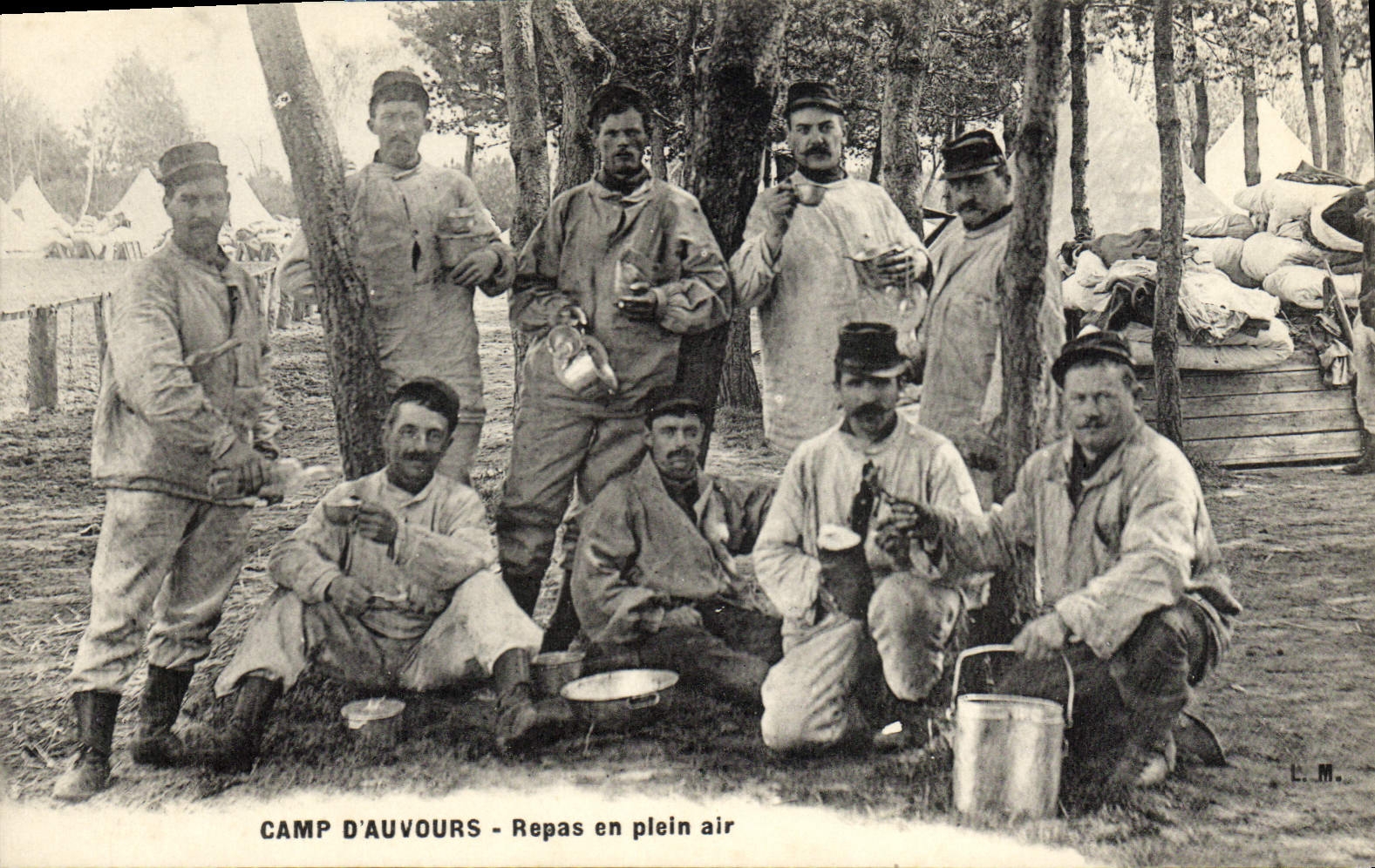 VINTAGE POSTCARD Militaria Camp of Auvours Meal in the open air