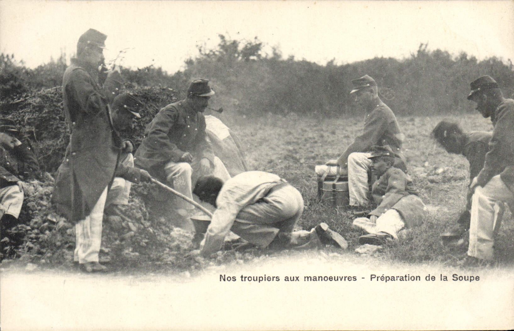 CPA Militaria Nos troupiers aux manoeuvres Preparation de la soupe 