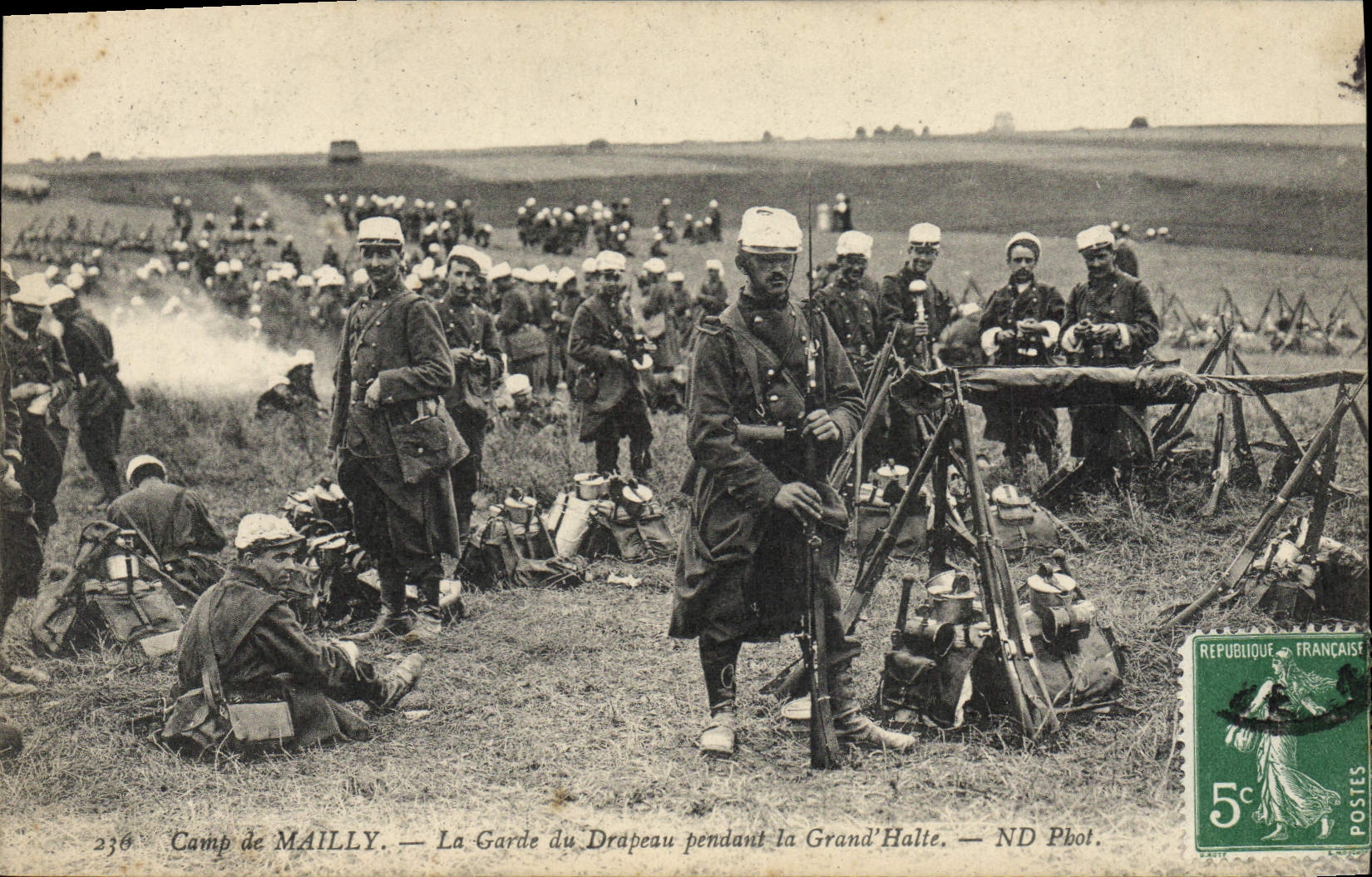 VINTAGE POSTCARD Militaria Camp of Mailly the rank of the flag during large the halt