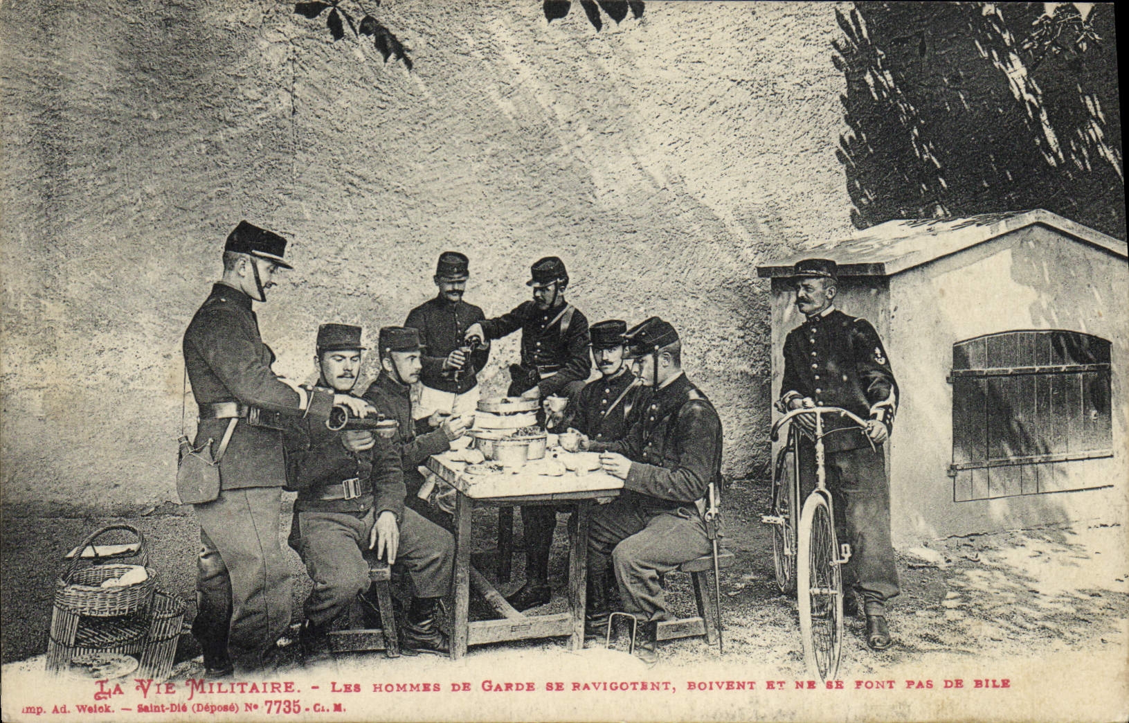 VINTAGE POSTCARD Militaria the men of guard ravigotent themselves drink