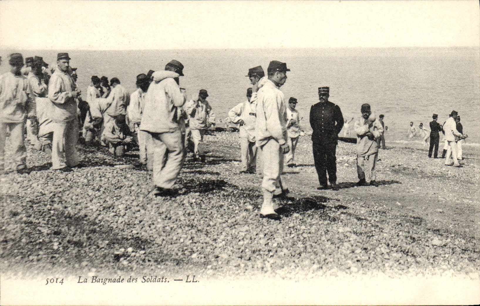 VINTAGE POSTCARD Militaria the bathe of the soldiers