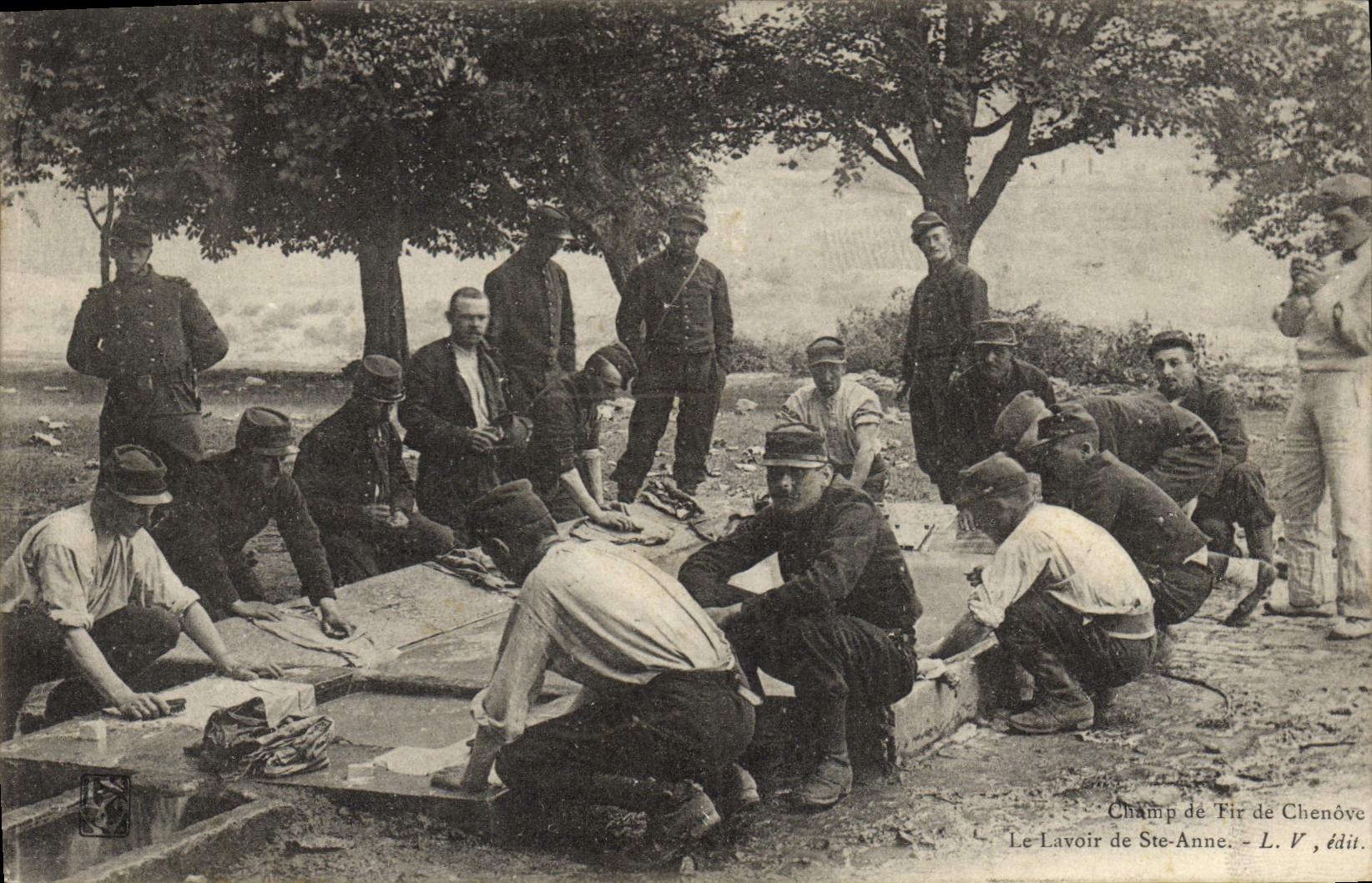 CPA Militaria Champ de ttir de Chenove Le lavoir Ste Anne 