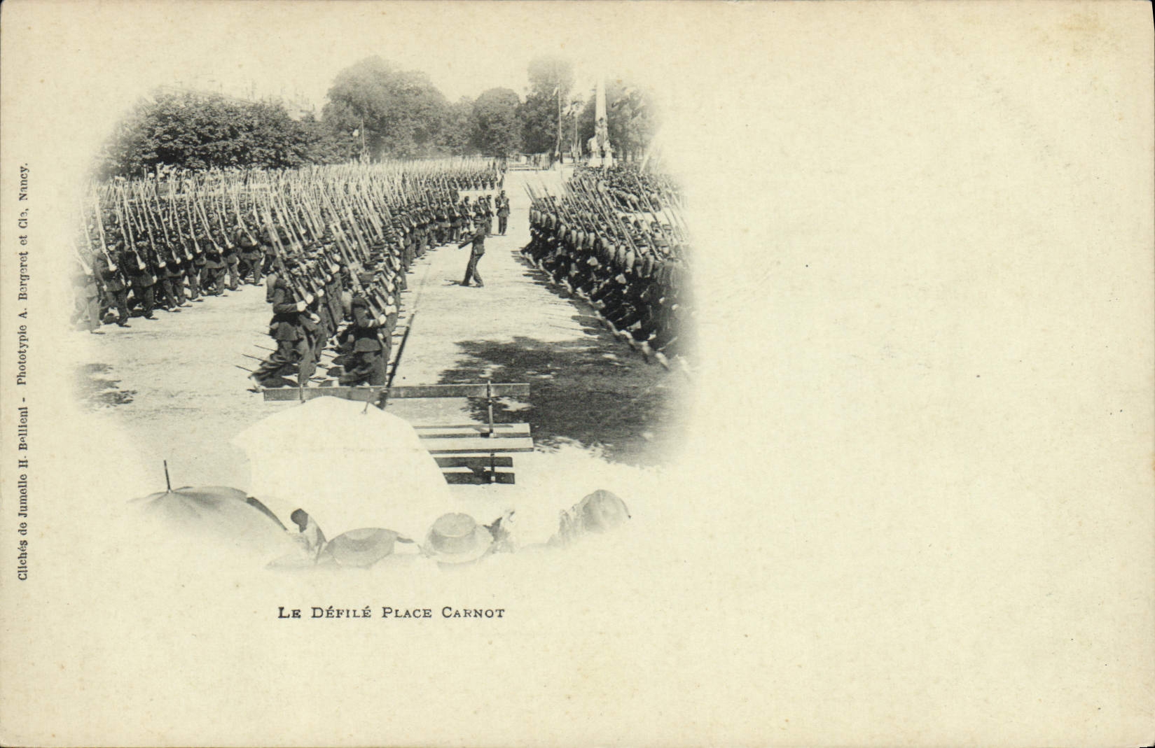 CPA Militaria Le defile place Carnot 