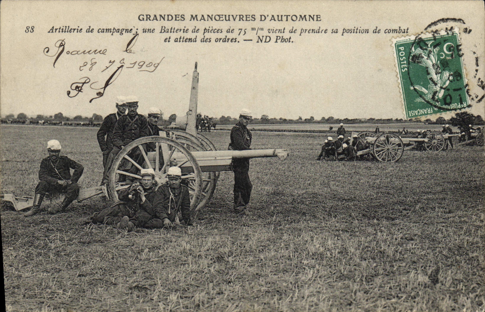CPA Militaria Artillerie de campagne Une batterie de pieces de 75mm